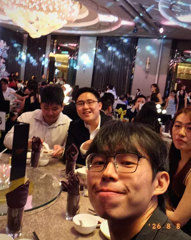 A guest’s selfie with his table behind him
