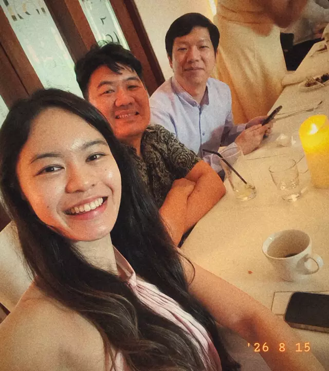 A guest’s selfie with the uncles at her table